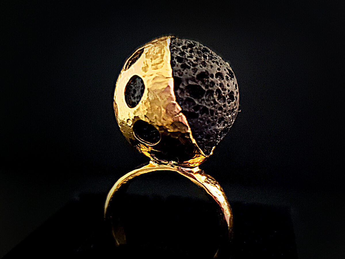 PILNMĒNESS - apzeltīts (ar 999 proves zeltu) sudraba gredzens ar lavas akmeni, Ø16,5