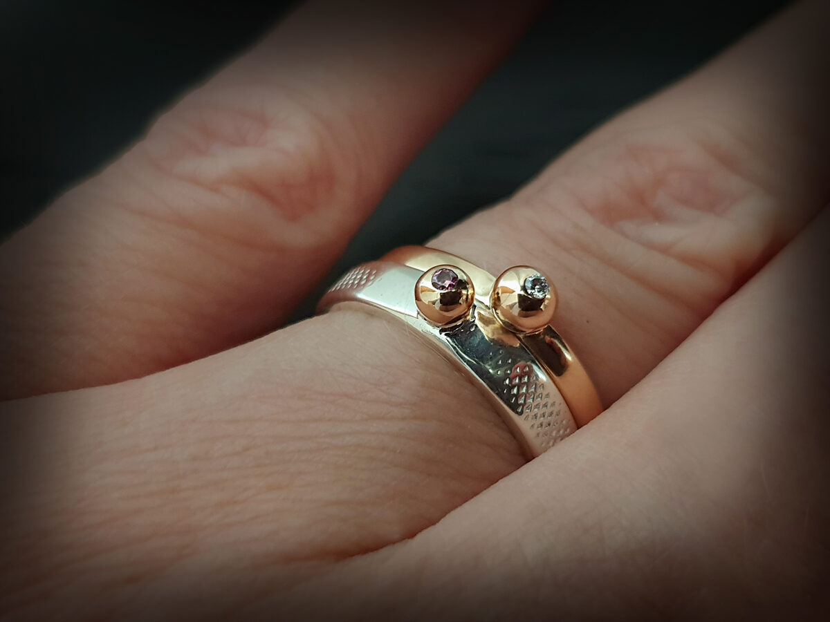 Sudraba gredzens ar zelta bumbiņu un rozā cirkoniju, Ø15,8