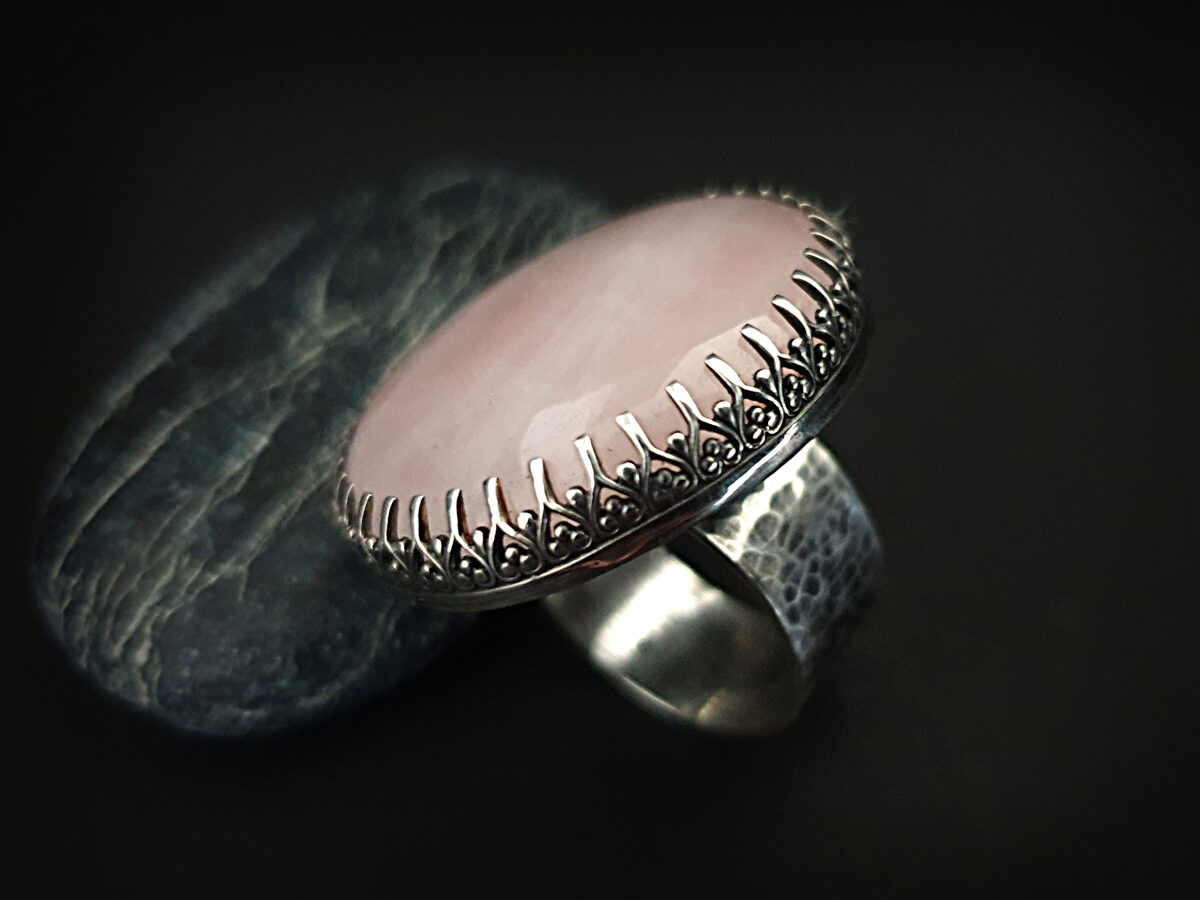 Oksidēts kalts sudraba gredzens ar rozā kvarcu