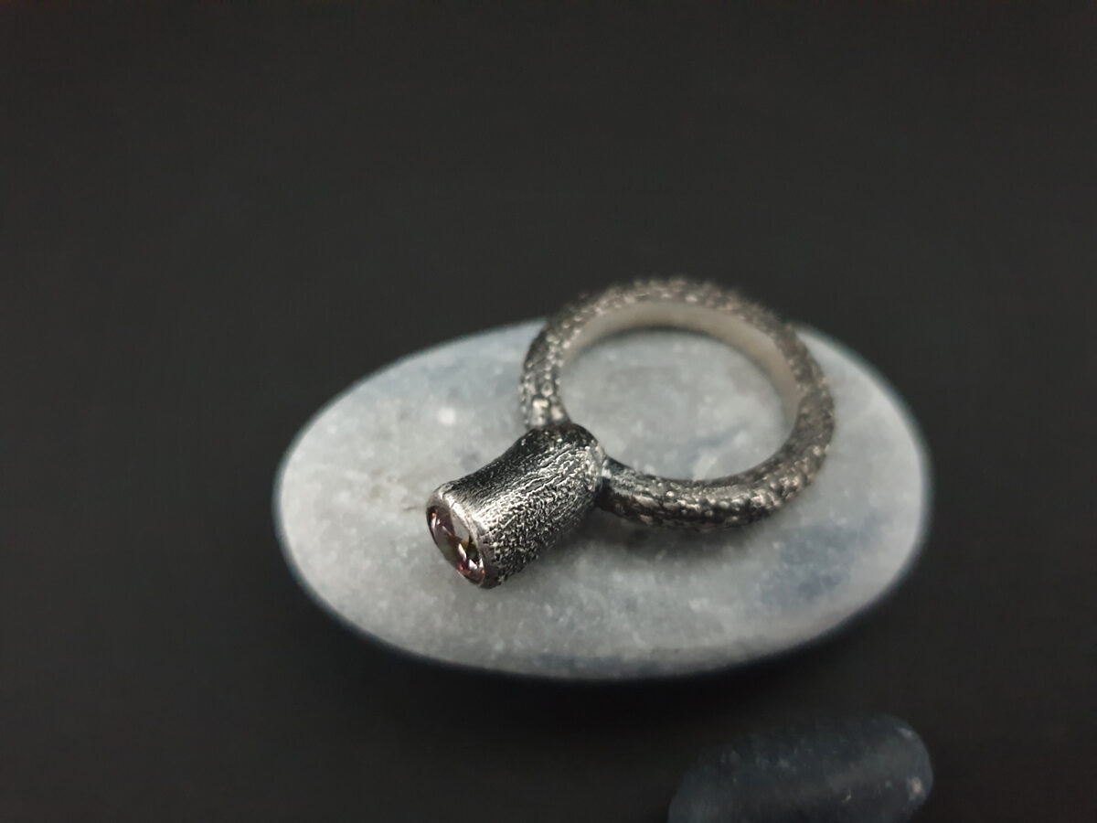 Oksidēts kausēta sudraba gredzens ar morganīta krāsas cirkoniju, Ø16,8