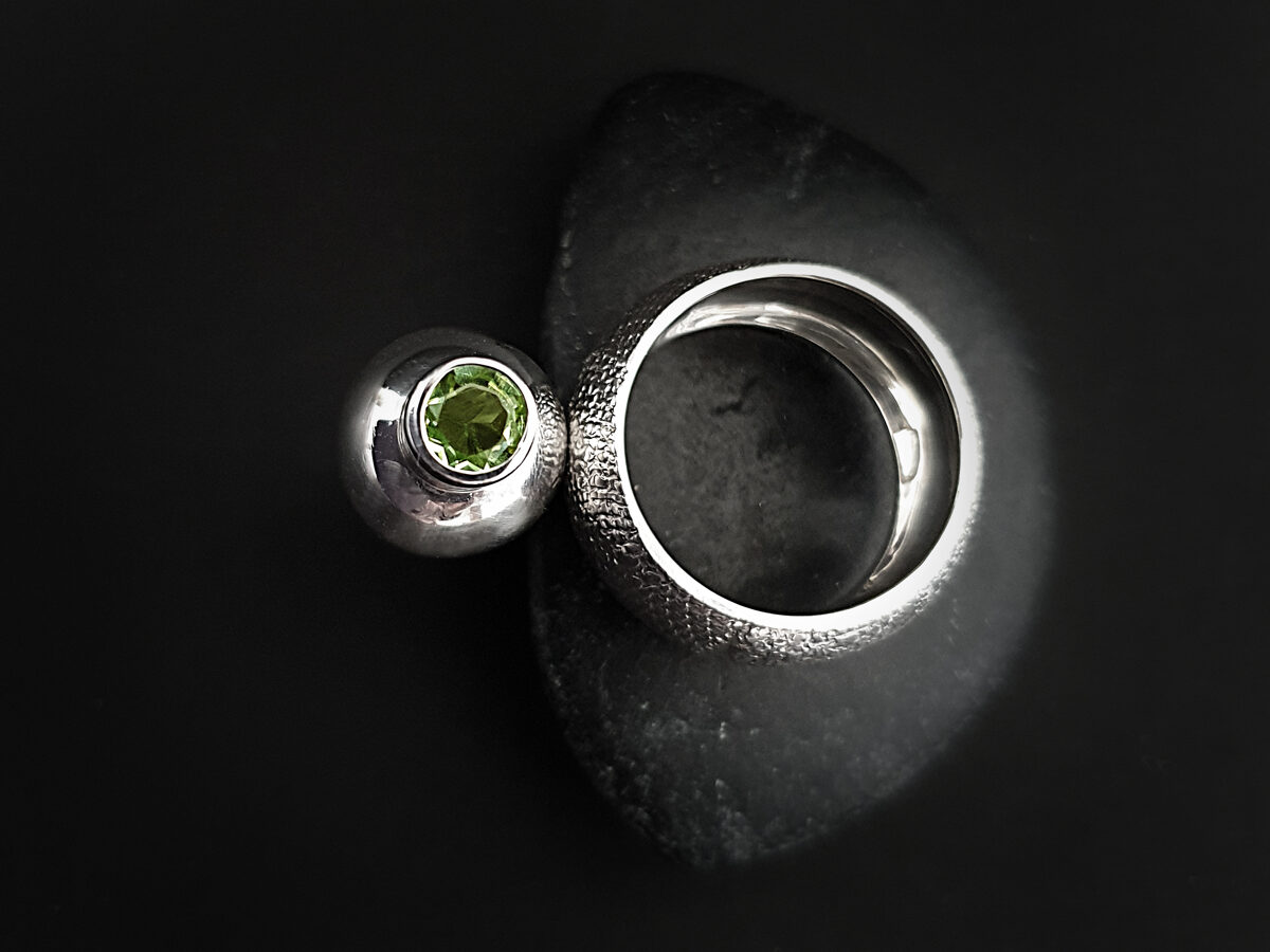 Sudraba gredzens ar kustīgu - rotējošu bumbu ar topāzu un peridotu, Ø16,8