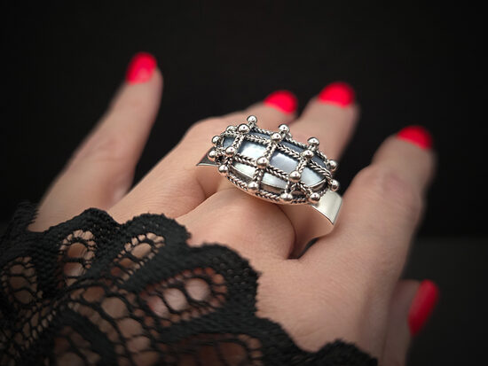 LEĢENDA. Sudraba gredzens ar nautila perlamutru, Ø18,3