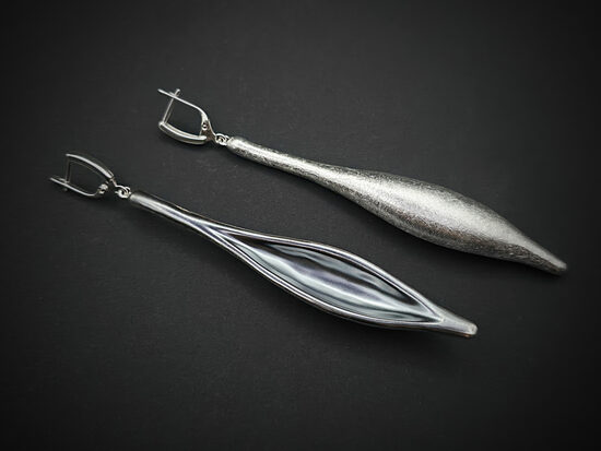 SUDRABA LĀSE. Auskari, garums 10cm