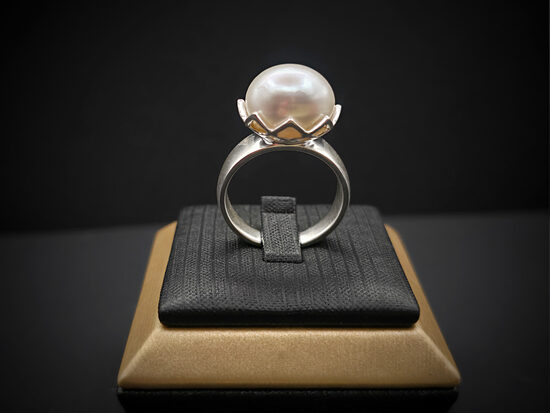 MIERA KRONIS. Sudraba gredzens ar pērli, Ø18,3