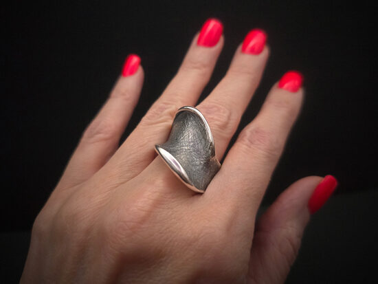 KOĶETĪGAIS VILNIS. Sudraba gredzens, Ø19,7