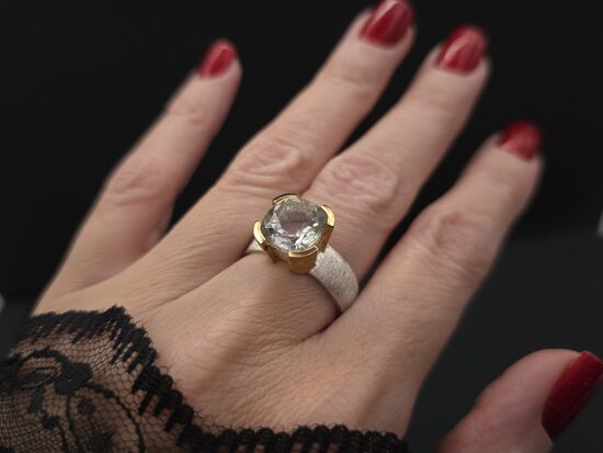 ZAĻĀ RĪTAUSMA. Sudraba gredzens ar praziolītu un apzeltītiem elementiem, Ø18,5