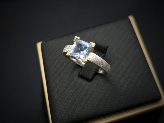 DEBESU LOGS. Sudraba gredzens ar topāzu un apzeltītiem elementiem, Ø18,5