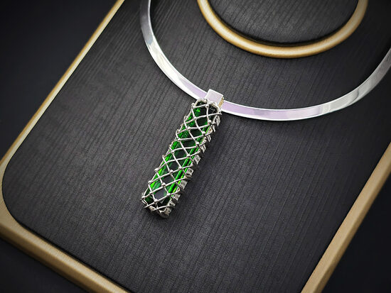 FOKUSS. Kaklarota ar smaragda zaļas krāsas fasetētu dizaina stikla akmeni.