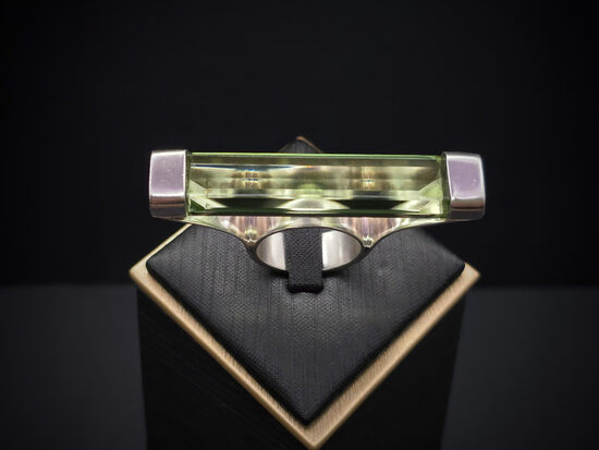 INTERVĀLS. Sudraba gredzens ar praziolīta krāsas fasetētu dizaina stikla akmeni, Ø18