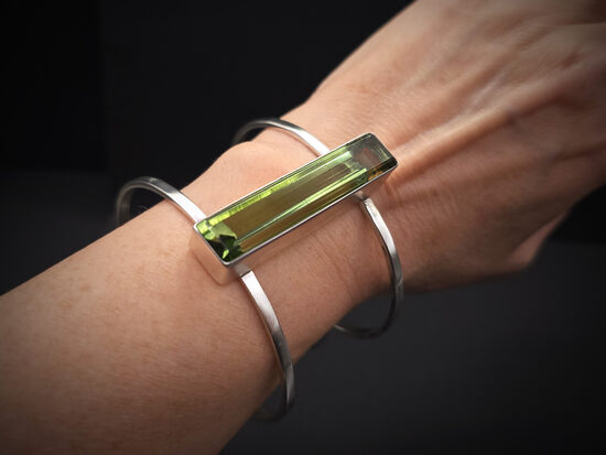 INTERVĀLS. Sudraba rokassprādze ar praziolīta un granāta krāsas fasetētiem dizaina stikla akmeņiem.