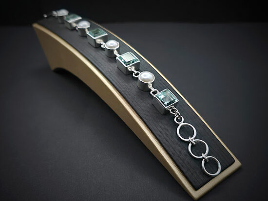 Sudraba rokassprādze ar upes pērlēm un akvamarīna krāsas fasetētiem dizaina stikla akmeņiem