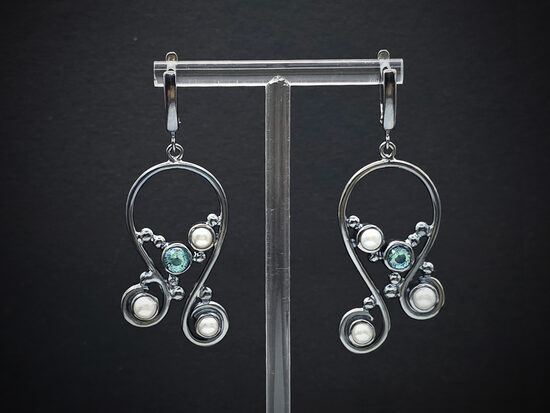 TRAJEKTORIJA. Auskari ar upes pērlēm un topāza krāsas fasetētiem dizaina stikla akmeņiem.