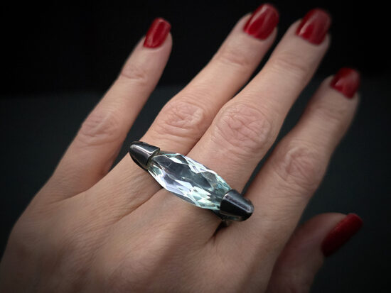 Sudraba gredzens ar akvamarīna krāsas fasetētu dizaina stikla akmeni, Ø18,3