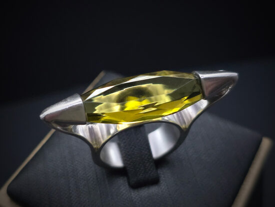 Sudraba gredzens ar citrīna krāsas fasetētu dizaina stikla akmeni, Ø17,2