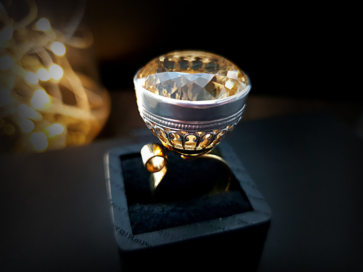 Позолоченное (с золотом 999 пробы) серебряное коктейльное кольцо с цитрином