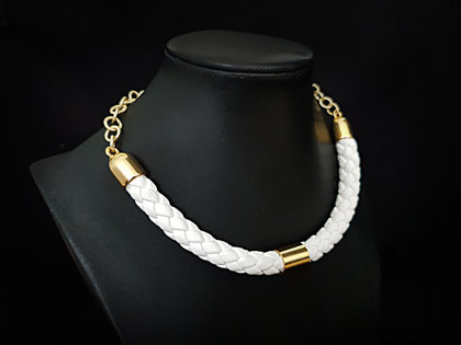 Кожаное ожерелье (белый с золотом)