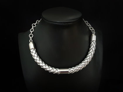 Кожаное ожерелье (серебряного цвета)