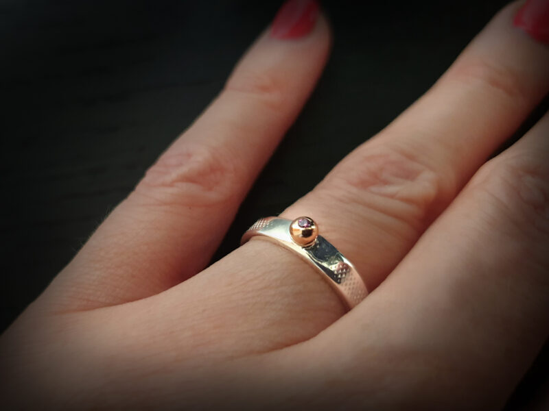 Sudraba gredzens ar zelta bumbiņu un rozā cirkoniju, Ø15,8