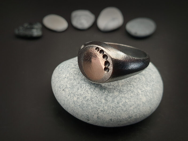 Oksidēts sudraba gredzens ar 585 proves zelta plāksnīti, Ø19,2