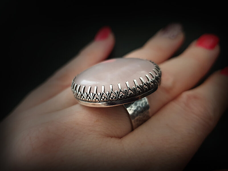 Oksidēts kalts sudraba gredzens ar rozā kvarcu