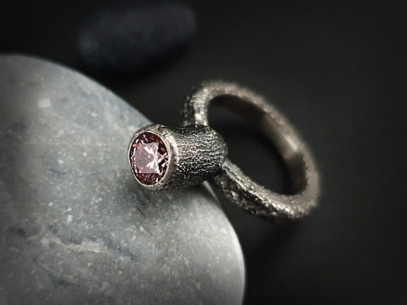 Oksidēts kausēta sudraba gredzens ar morganīta krāsas cirkoniju, Ø16,8