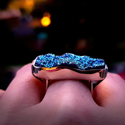 Серебряное кольцо с друзой агата с титановым покрытием