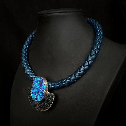 Ожерелье с друзой агата с титановым покрытием. Оксидированное серебро, кожа