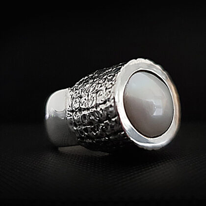 Оксидированное серебряное кольцо с фактурой и белым жемчугом