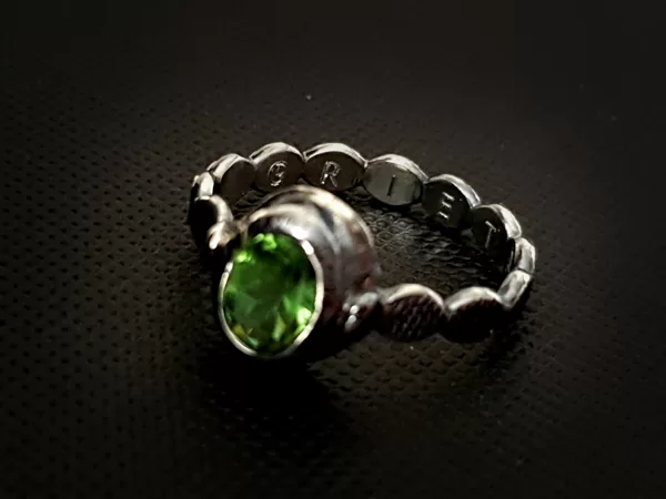 Sudraba gredzens ar peridoti