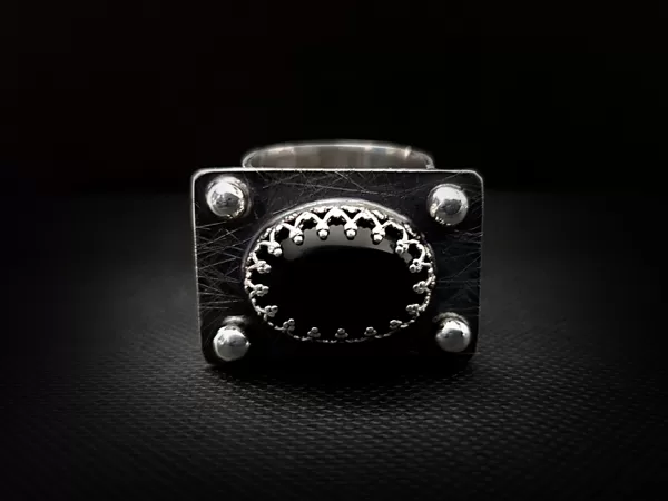 Серебряное кольцо с ониксом.