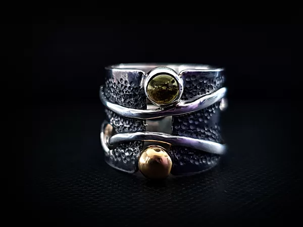 Серебряное кольцо с турмалином и золотым шариком.