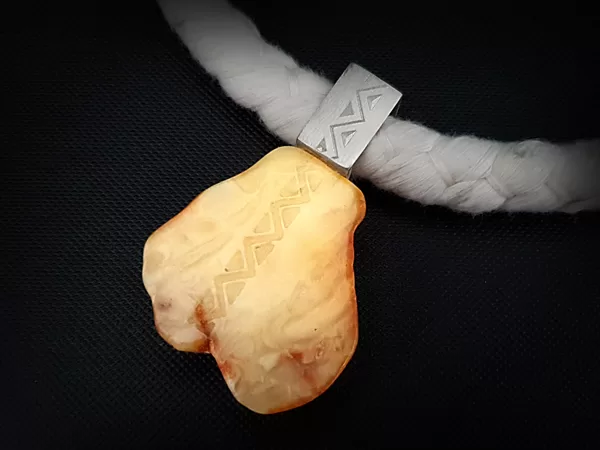 Dzintara kaklarota. Divi vienā - nēsājama uz abām pusēm