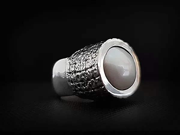 Оксидированное серебряное кольцо с фактурой и белым жемчугом