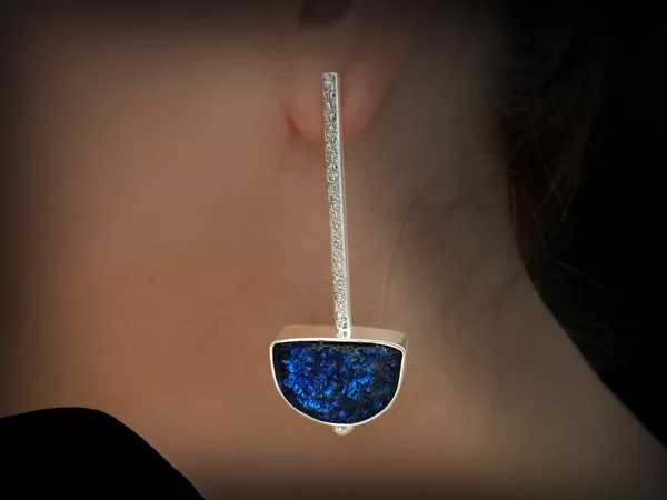 Sudraba auskari ar titāna pārklājuma ahāta drūzu